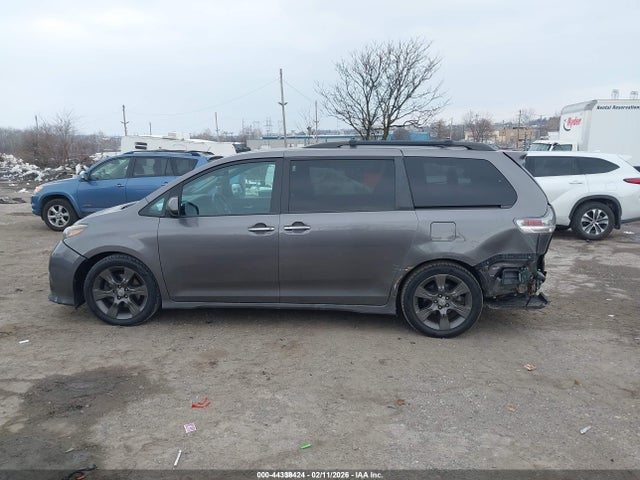 5TDXK3DCXFS646389 Toyota Sienna Se 8 Passenger