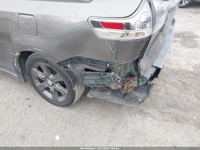 5TDXK3DCXFS646389 Toyota Sienna Se 8 Passenger