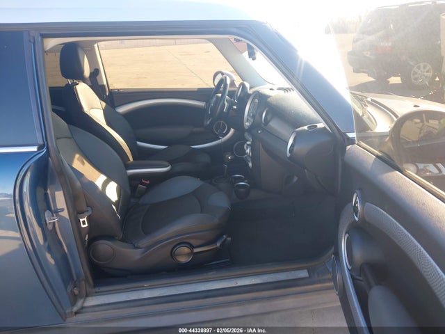 2010 MINI COOPER S CLUBMAN WMWMM3C54ATP94609 Photo 4