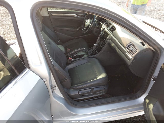 1VWBT7A37HC074301 Volkswagen Passat 1.8t Se