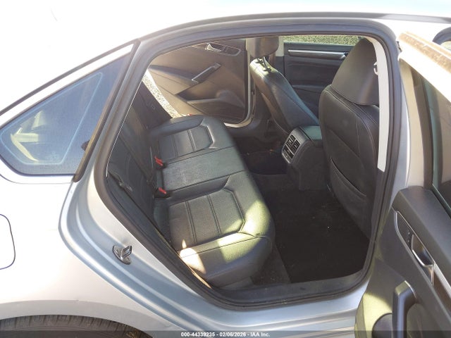 1VWBT7A37HC074301 Volkswagen Passat 1.8t Se