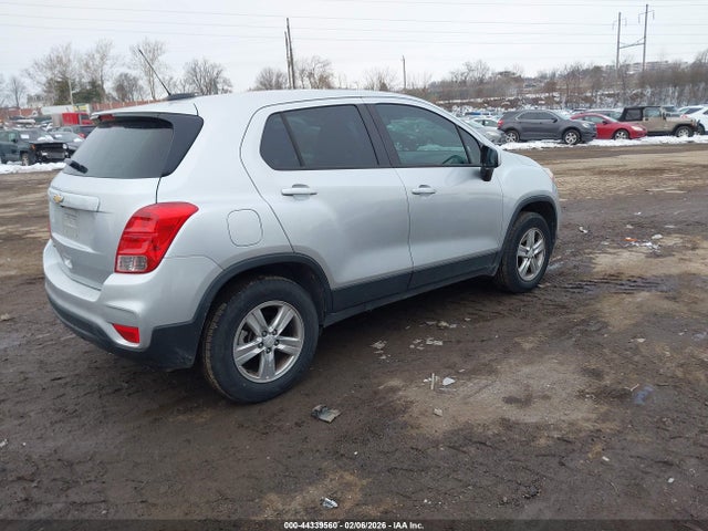Chevrolet TRAX LS 2018 KL7CJNSB5JB625017 Image 4