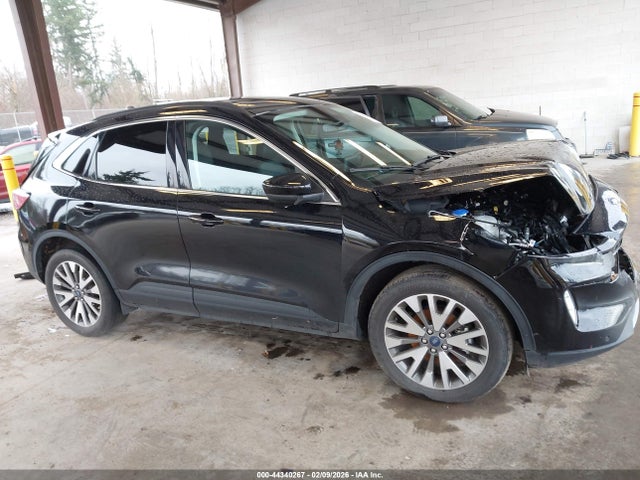 1FMCU9J91NUA51506 Ford Escape Titanium