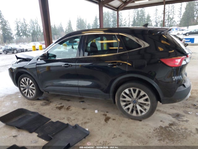 1FMCU9J91NUA51506 Ford Escape Titanium