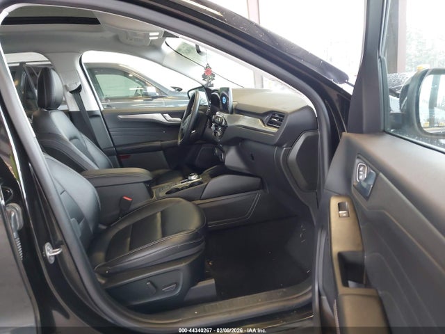 1FMCU9J91NUA51506 Ford Escape Titanium