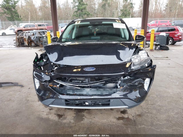 1FMCU9J91NUA51506 Ford Escape Titanium