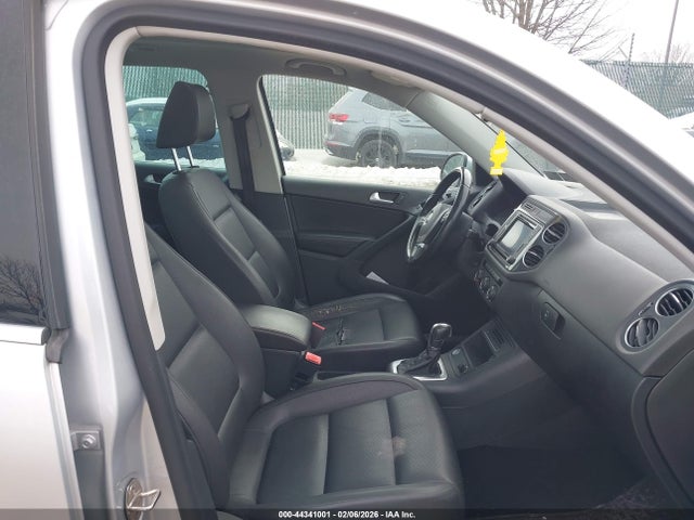 WVGBV7AX0GW523813 Volkswagen TIGUAN SE