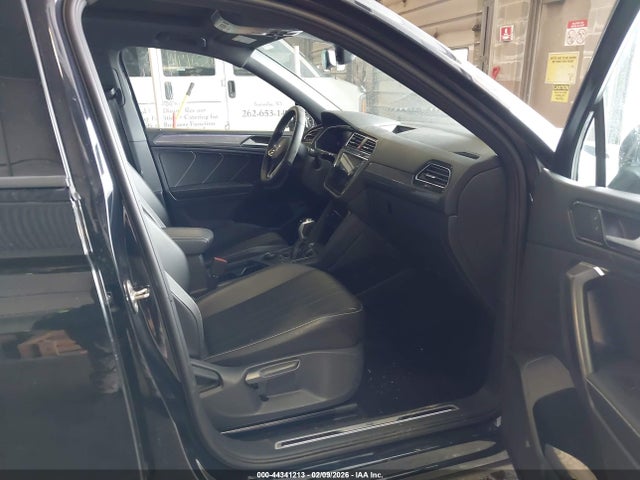 2022 Volkswagen Tiguan 2.0t Se R-line Black მანქანა იყიდება აუქციონზე, vin: 3VV8B7AX5NM058788, აუქციონის ნომერი: 44341213
