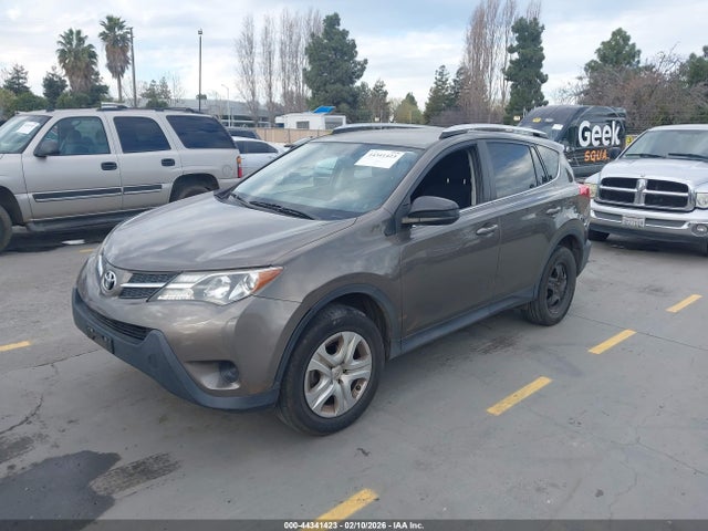 Toyota RAV4 LE 2015 JTMZFREV4FD057401 Image 2