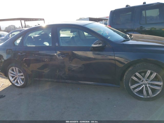 1VWLA7A3XKC002641 Volkswagen Passat 2.0t Wolfsburg Edition