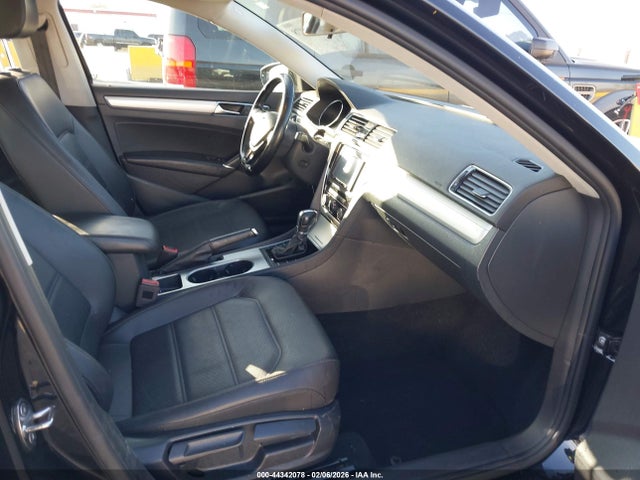 1VWLA7A3XKC002641 Volkswagen Passat 2.0t Wolfsburg Edition