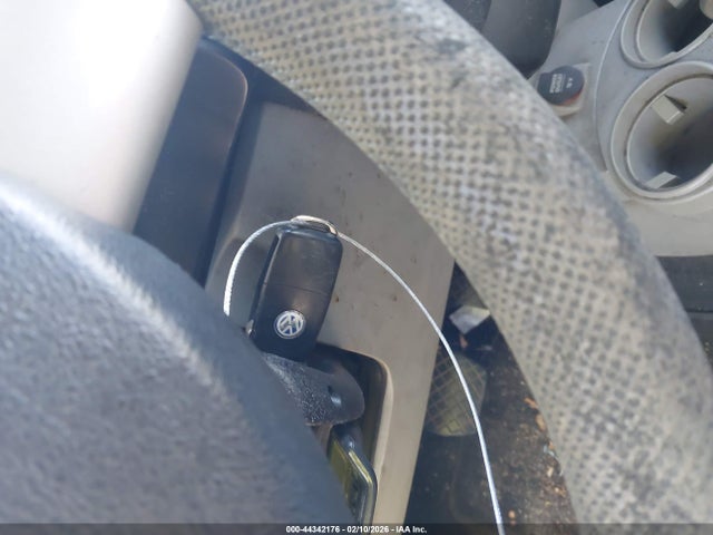 44342176 :رقم المزاد ، 3VWBM31YX4M336810 vin ، 2004 Volkswagen New Beetle Gl مزاد بيع