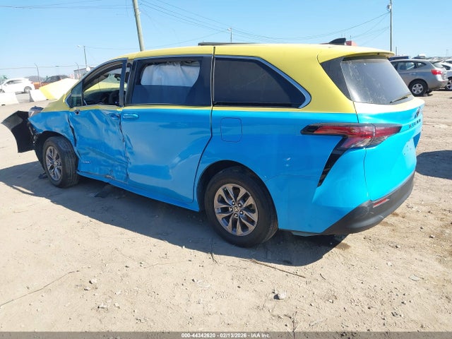 2021 TOYOTA SIENNA 5TDKRKEC9MS044286 Photo 2