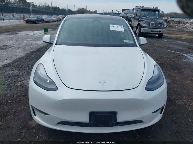 2024 Tesla Model Y Long Range Dual Motor All-wheel Drive მანქანა იყიდება აუქციონზე, vin: 7SAYGAEE1RF201190, აუქციონის ნომერი: 44342873