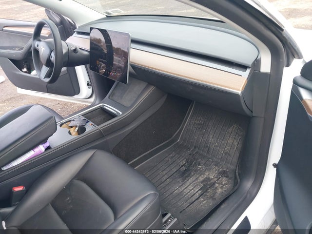 2024 TESLA MODEL Y 7SAYGAEE1RF201190 Photo 4