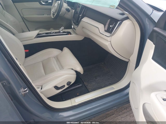 2022 VOLVO XC60 YV4L12RL7N1020862 Photo 4