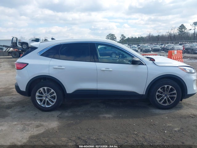 1FMCU9G69NUB08676 Ford ESCAPE SE