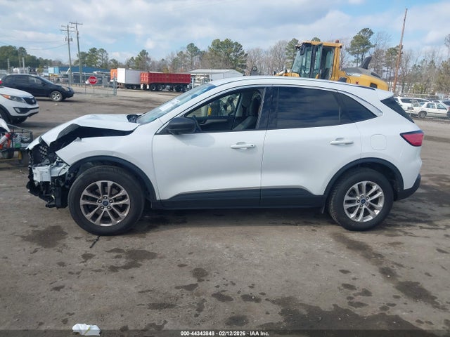 1FMCU9G69NUB08676 Ford ESCAPE SE