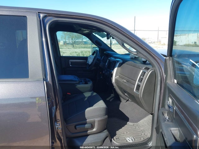 1C6RR6GG7NS148328 RAM 1500 Classic Warlock 4x2 6&#039;4 Box