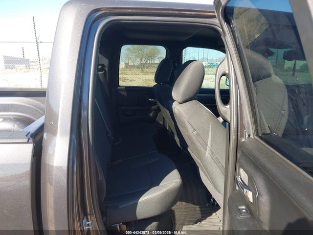 1C6RR6GG7NS148328 RAM 1500 Classic Warlock 4x2 6&#039;4 Box