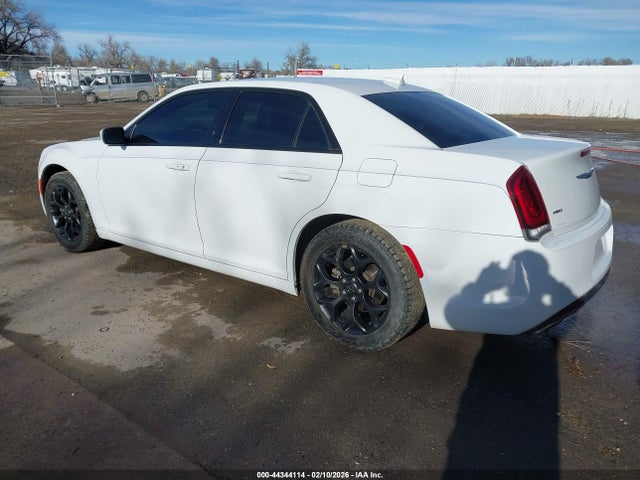 2019 CHRYSLER 300 2C3CCAGG9KH648534 Photo 2