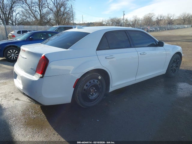 2019 CHRYSLER 300 2C3CCAGG9KH648534 Photo 3