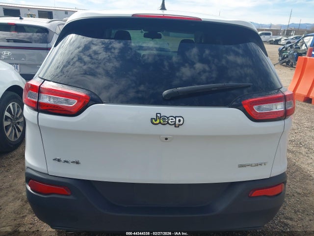 1C4PJMAB4GW313885 Jeep Cherokee Sport