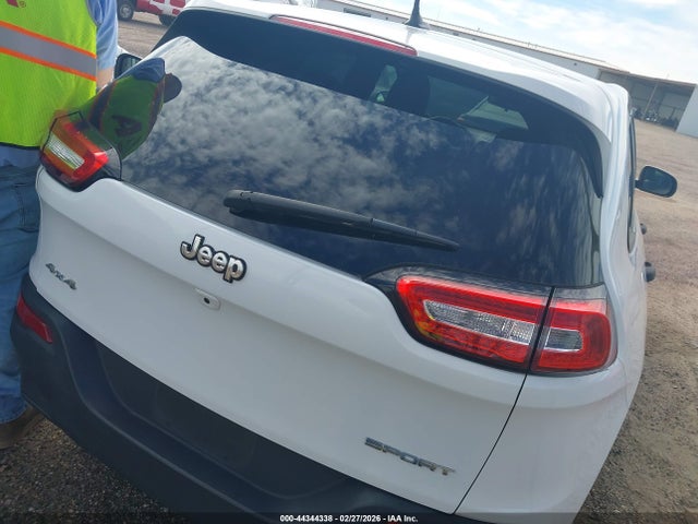 1C4PJMAB4GW313885 Jeep Cherokee Sport