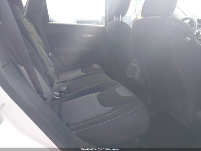 1C4PJMAB4GW313885 Jeep Cherokee Sport