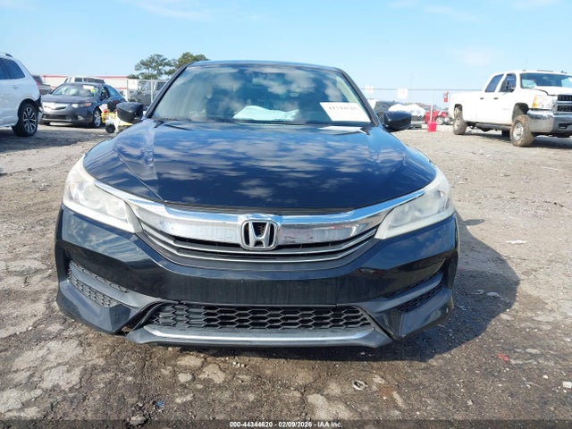 44344620 :رقم المزاد ، 1HGCR2F3XHA205767 vin ، 2017 Honda Accord Lx مزاد بيع