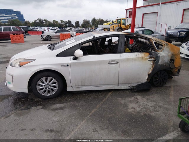 Toyota PRIUS PLUG-IN 2015 JTDKN3DP9F3068498 Image 13