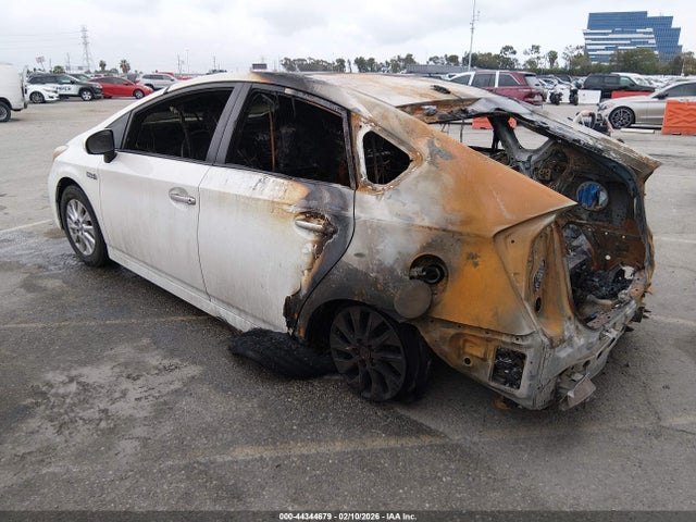 Toyota PRIUS PLUG-IN 2015 JTDKN3DP9F3068498 Image 3
