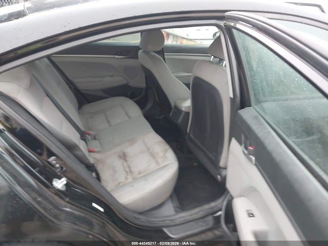 KMHD74LF4HU164520 Hyundai ELANTRA SE