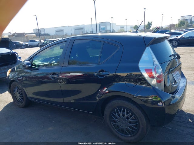 JTDKDTB30E1061856 Toyota Prius C Three