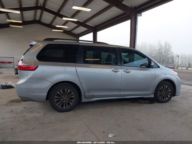 5TDYZ3DC4KS986230 Toyota Sienna Xle 8 Passenger