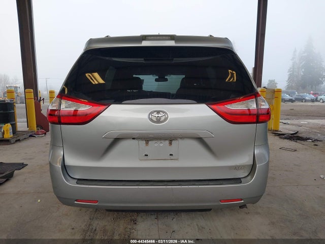 5TDYZ3DC4KS986230 Toyota Sienna Xle 8 Passenger
