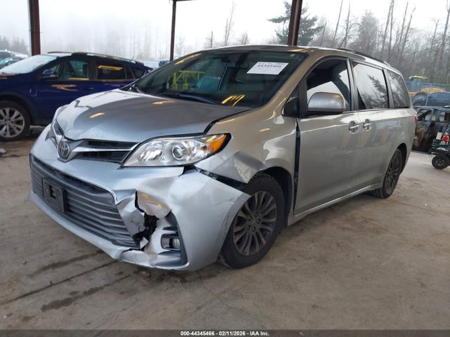 5TDYZ3DC4KS986230 Toyota Sienna Xle 8 Passenger