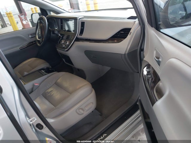 5TDYZ3DC4KS986230 Toyota Sienna Xle 8 Passenger