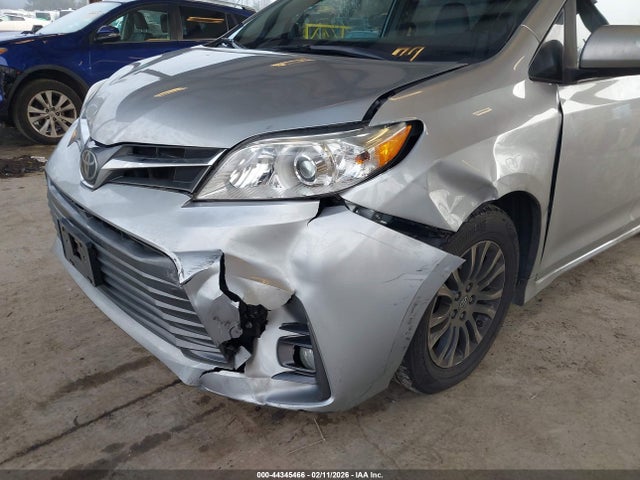 5TDYZ3DC4KS986230 Toyota Sienna Xle 8 Passenger
