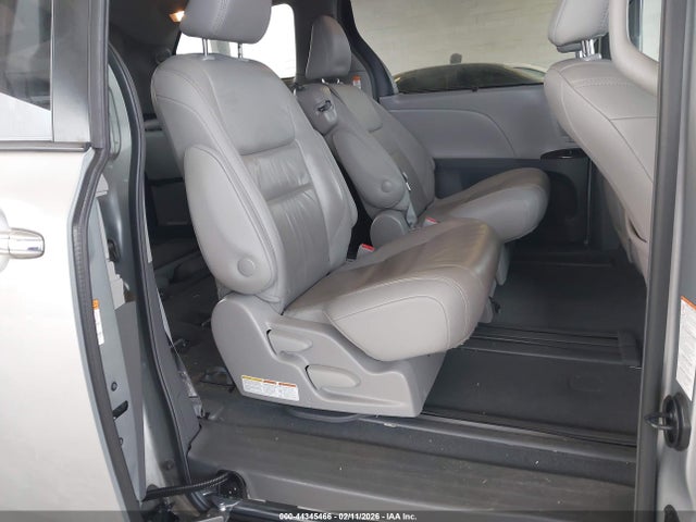 5TDYZ3DC4KS986230 Toyota Sienna Xle 8 Passenger