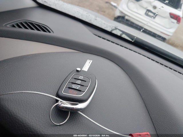 KM8SMDHF3HU231682 Hyundai Santa Fe Se