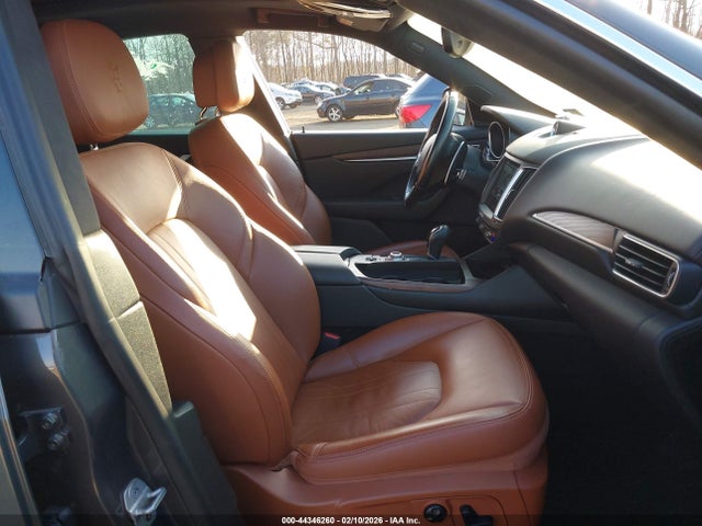2017 MASERATI LEVANTE ZN661XUA5HX243890 Photo 4