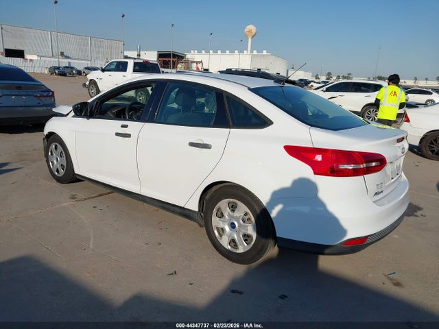 Ford FOCUS S 2016 1FADP3E22GL385228 Image 3