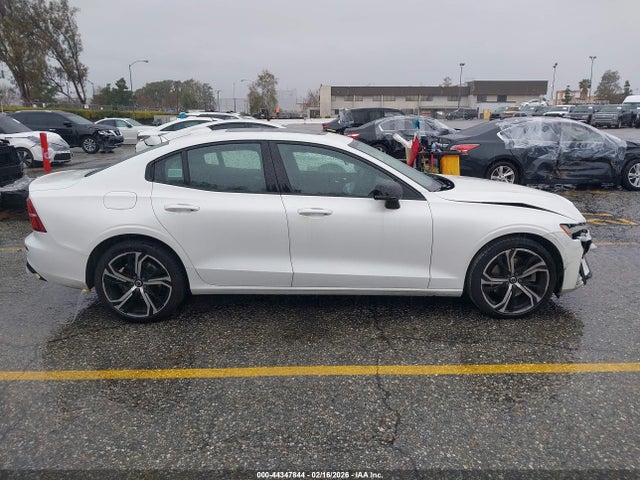 7JRL12FV7PG239900 Volvo S60 B5 Core Dark Theme