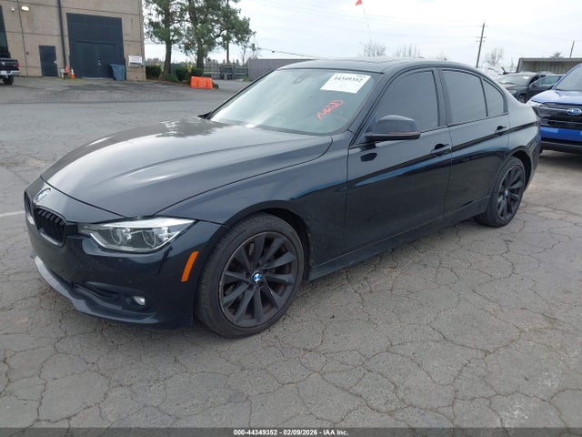 BMW 320i Xdrive 2018 WBA8A3C54JA494476 Image 2