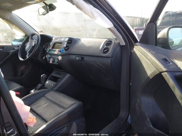 2016 VOLKSWAGEN TIGUAN WVGBV7AXXGW593383 Photo 4