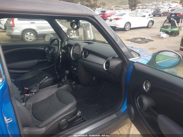 2011 MINI COOPER CLUBMAN WMWZF3C55BT188639 Photo 4