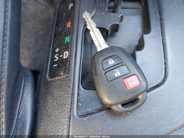 JTMZFREV9GJ072303 Toyota RAV4 LE