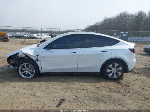 Продаж на аукціоні авто 2024 Tesla Model Y Long Range Dual Motor All-wheel Drive, vin: 7SAYGDEE6RA266776, номер лоту: 44351143