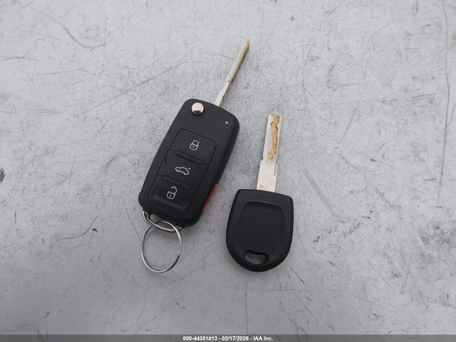 1VWAT7A35GC047785 Volkswagen Passat 1.8t R-line